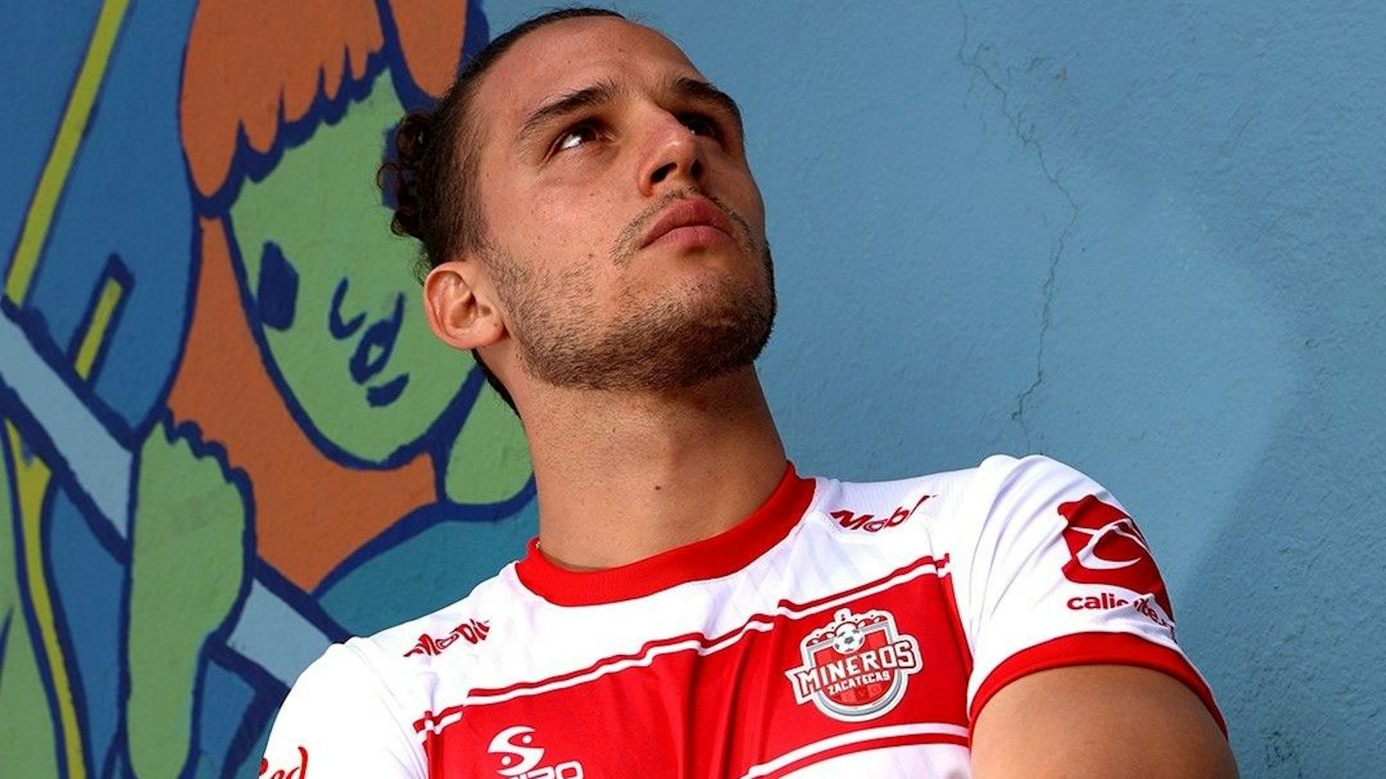 Der mexikanische Zweitligist Mineros präsentiert sein neues Trikot und übersieht dabei eine kleine Penis-Zeichnung an der Wand.