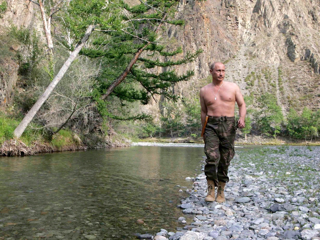 Wladimir Putin inszeniert sich auch in seiner Freizeit gerne als starker Mann. Das Foto aus dem Jahr 2007 zeigt ihn mit nacktem Oberkörper beim Angeln.