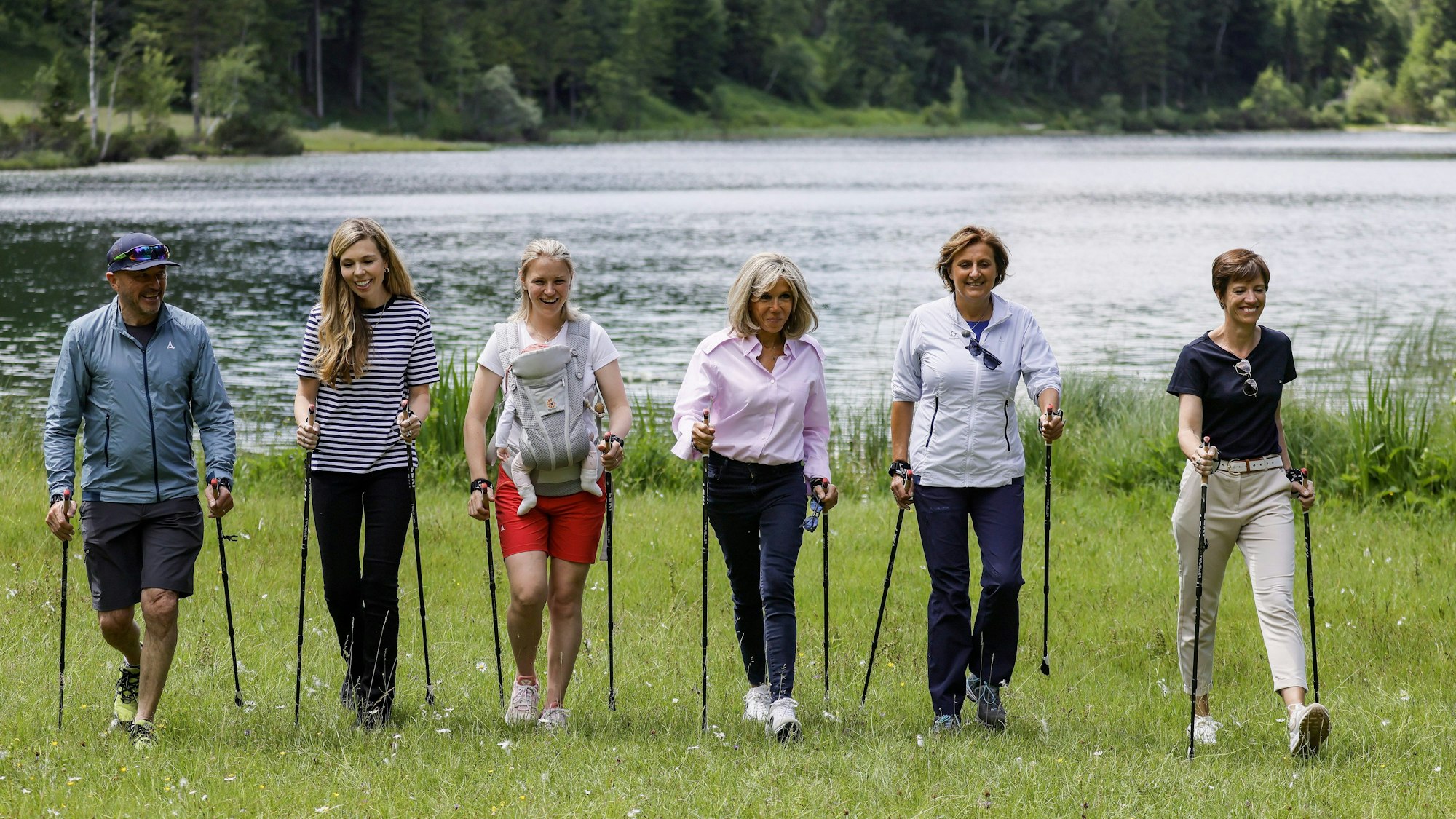 Nordic Walking um den Ferchensee: Ex-Skirennläufer Christian Neureuther, Carrie Johnson, Ehefrau von Boris Johnson, Miriam Neureuther, Ex-Biathletin samt Nachwuchs, Frankreichs First Lady Brigitte Macron, Kanzlergattin Britta Ernst und Amelie Derbaudrenghien, Partnerin von Charles Michel (v.l.) genossen das Partnerprogramm am 26. Juni 2022 in Garmisch-Partenkirchen.