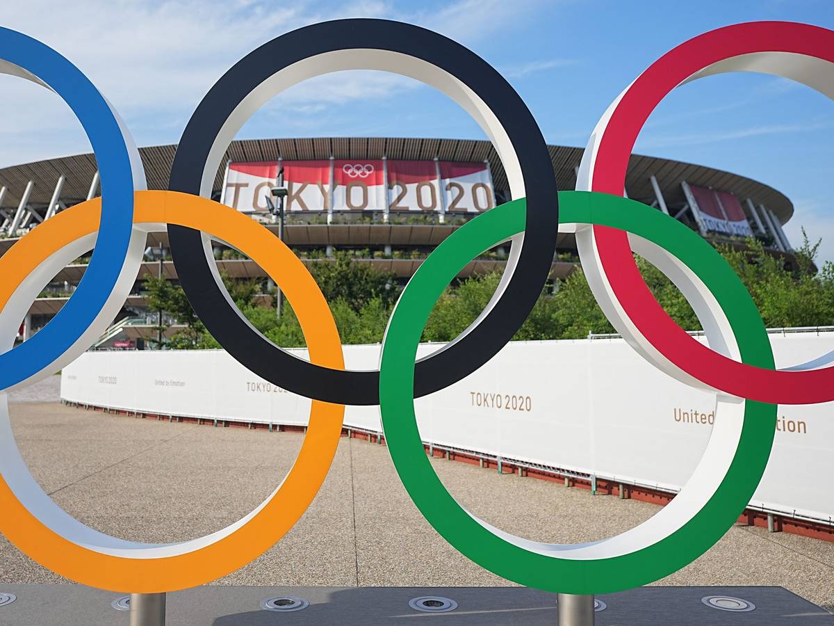 Eine Skulptur der olympischen Ringe vor dem Olympiastadion in Tokio.