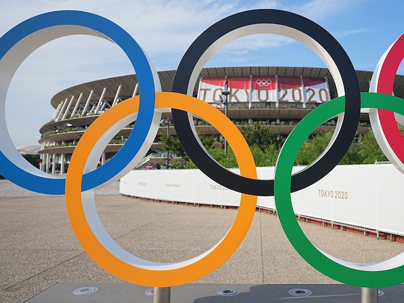 Eine Skulptur der olympischen Ringe vor dem Olympiastadion in Tokio.