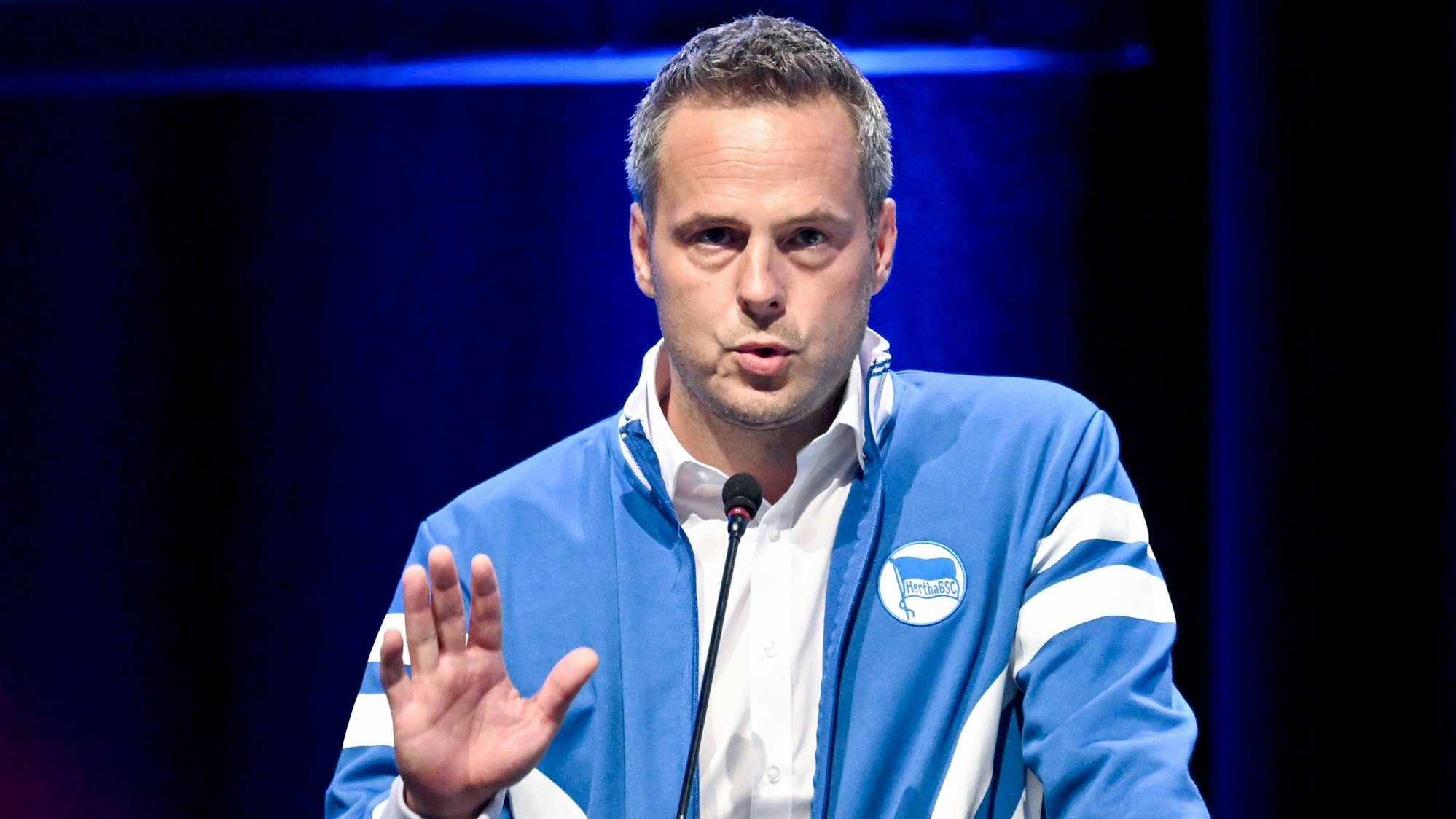 Kay Bernstein bei der außerordentlichen Mitgliederversammlung von Hertha BSC am Rednerpult.