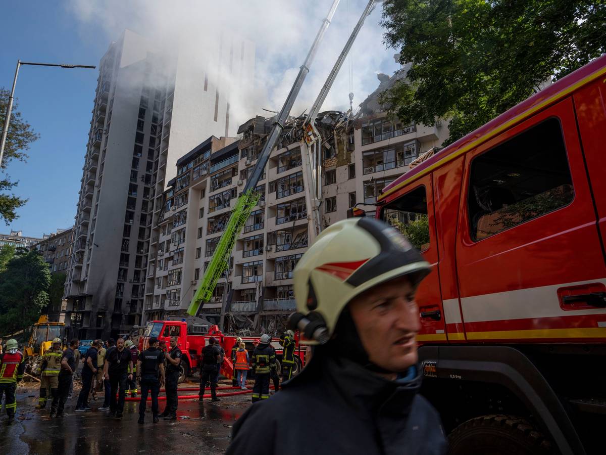 Feuerwehrleute im Einsatz nach Explosionen an einem schwer beschädigten Wohnhaus in Kyjiw am Sonntag, 26. Juni 2022.