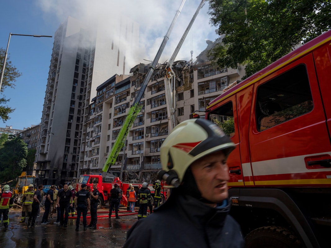 Feuerwehrleute im Einsatz nach Explosionen an einem schwer beschädigten Wohnhaus in Kyjiw am Sonntag, 26. Juni 2022.