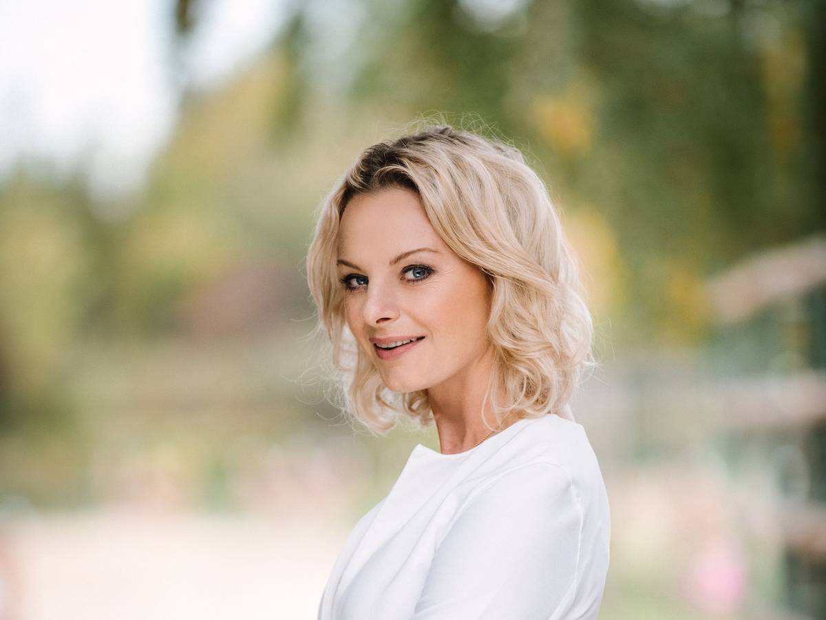 Susanne Steiger schaut auf einem Pressefoto fürs ZDF in die Kamera