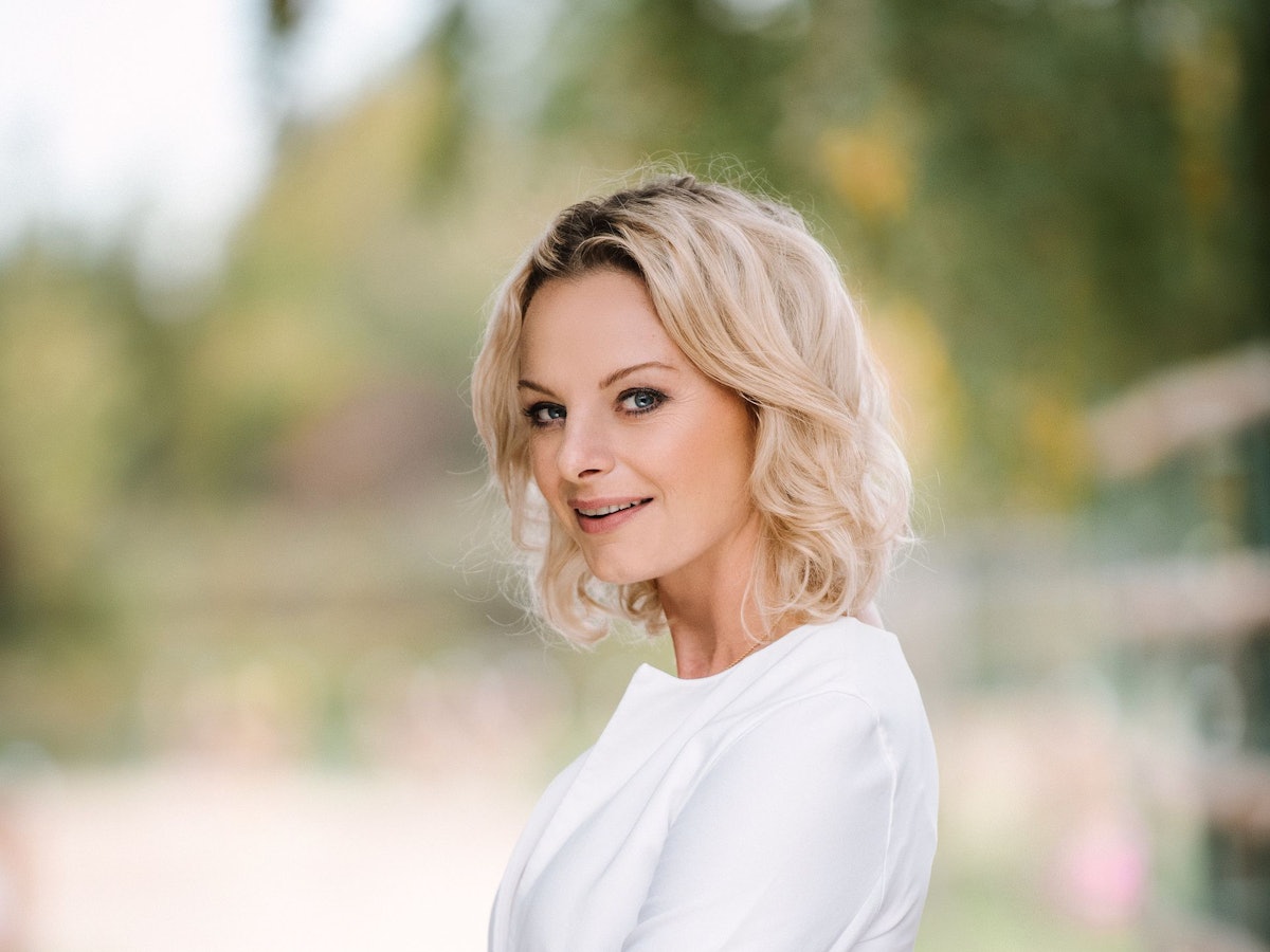 Susanne Steiger schaut auf einem Pressefoto fürs ZDF in die Kamera