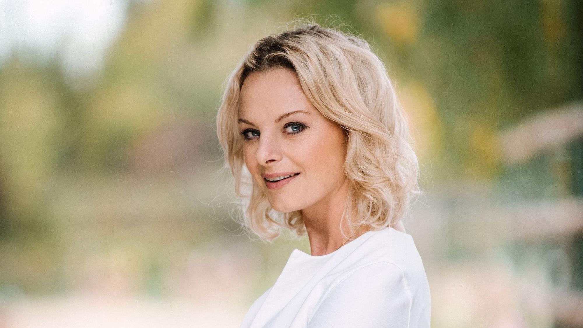 Susanne Steiger schaut auf einem Pressefoto fürs ZDF in die Kamera