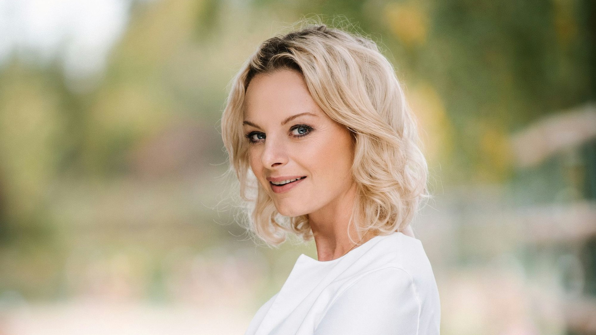 Susanne Steiger schaut auf einem Pressefoto fürs ZDF in die Kamera