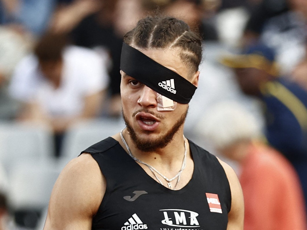 Wilfried Happio mit Pflaster und Stirnband über dem Auge.