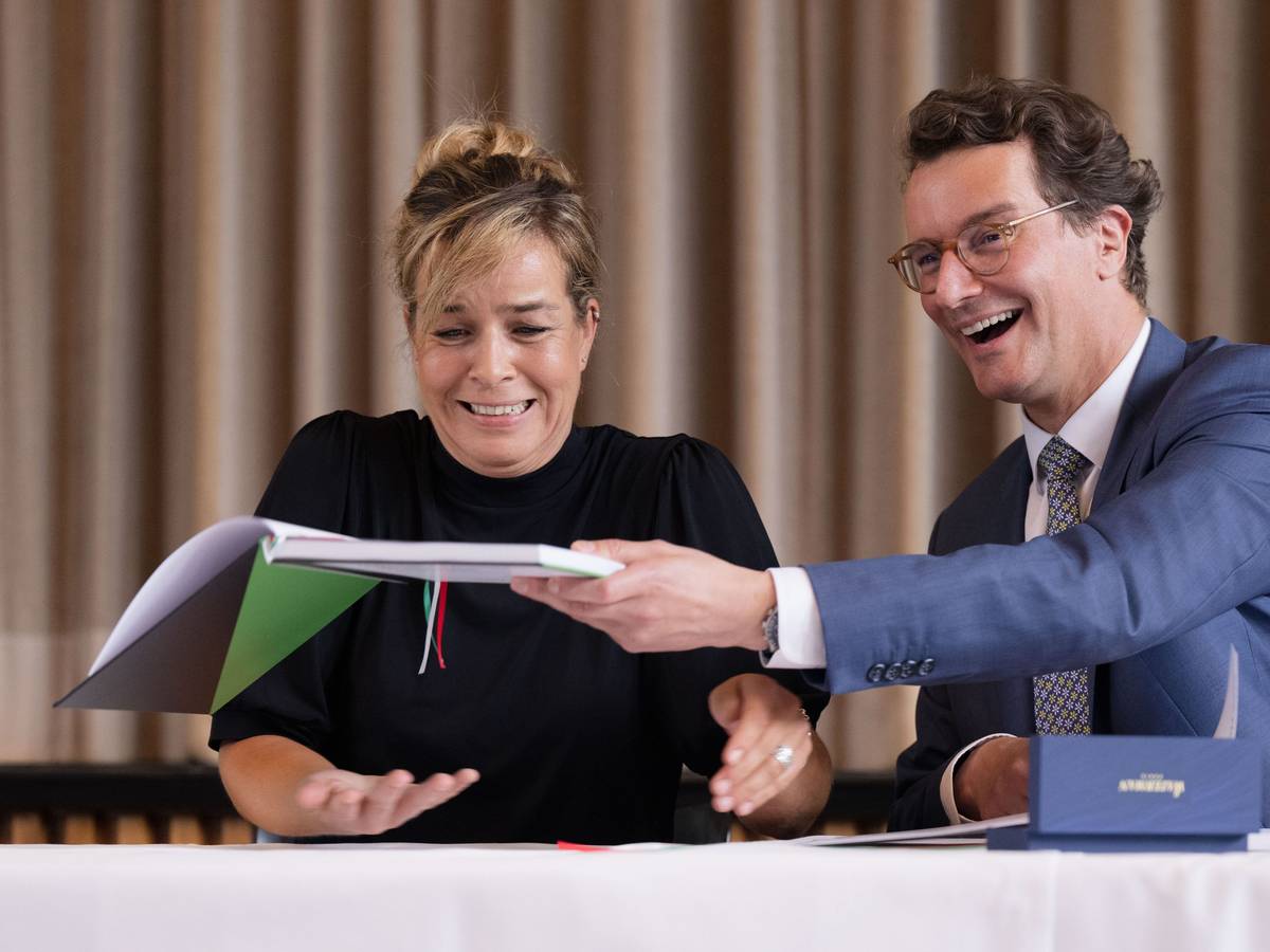 Hendrik Wüst (CDU), Ministerpräsident von Nordrhein-Westfalen, und Mona Neubaur (Bündnis 90/Die Grünen) unterzeichnen den Koalitionsvertrag.