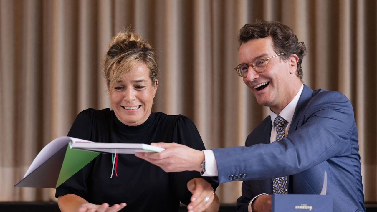 Hendrik Wüst (CDU), Ministerpräsident von Nordrhein-Westfalen, und Mona Neubaur (Bündnis 90/Die Grünen) unterzeichnen den Koalitionsvertrag.