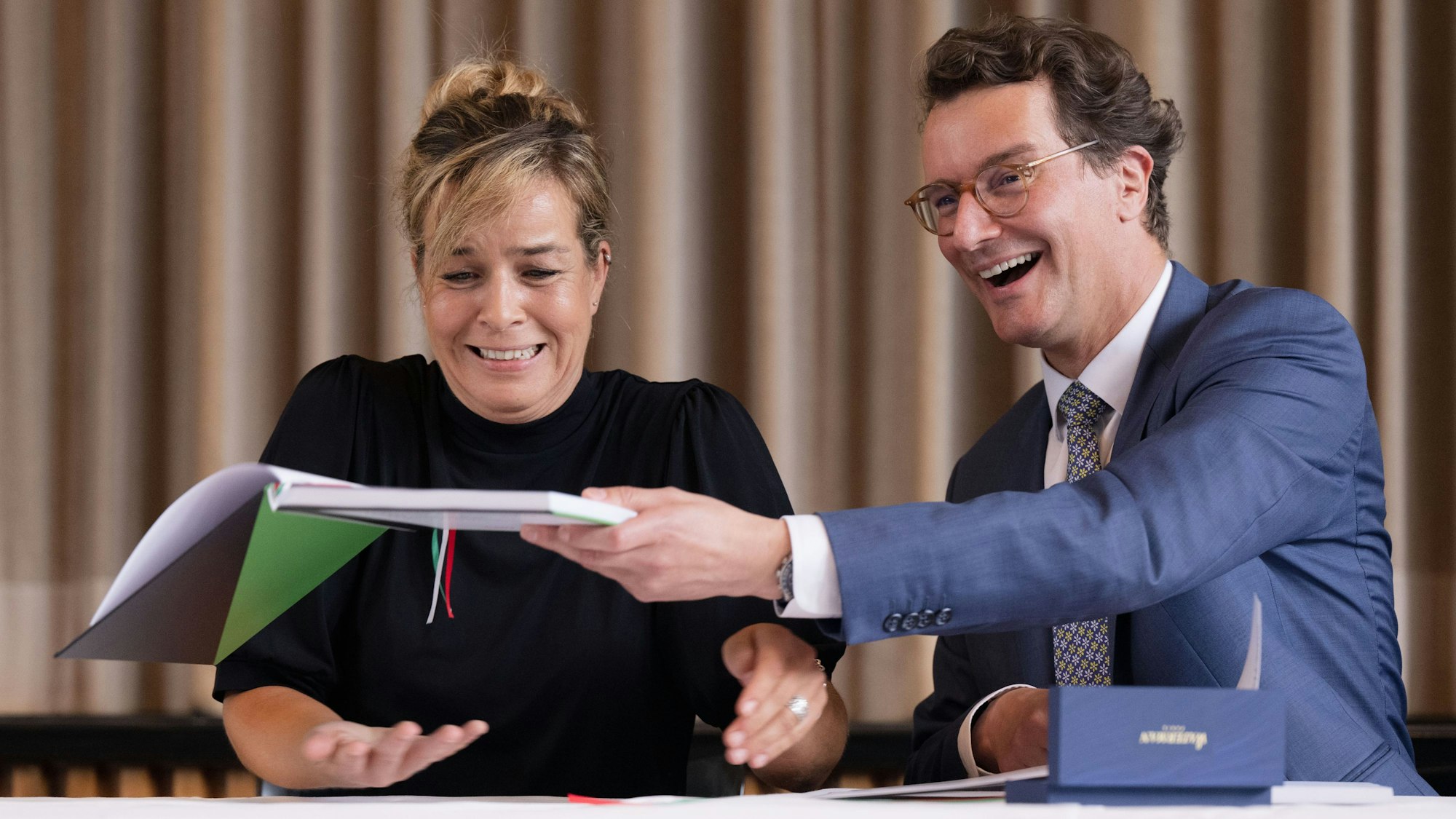Hendrik Wüst (CDU), Ministerpräsident von Nordrhein-Westfalen, und Mona Neubaur (Bündnis 90/Die Grünen) unterzeichnen den Koalitionsvertrag.