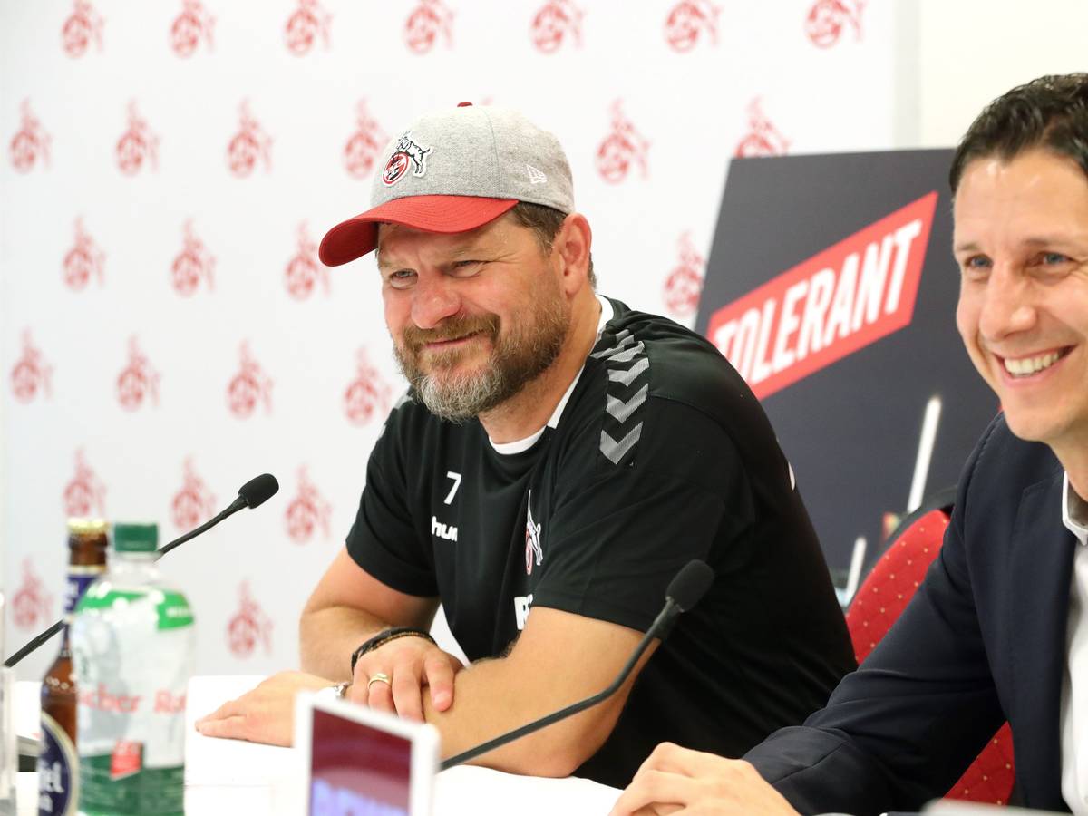Trainer Steffen Baumgart (l.) und Sportchef Christian Keller auf der Pressekonferenz zum Trainingsauftakt des 1. FC Köln am 27. Juni 2022