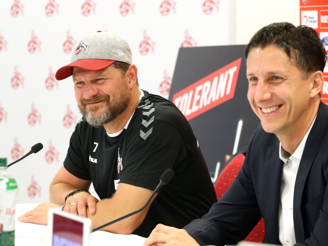 Trainer Steffen Baumgart (l.) und Sportchef Christian Keller auf der Pressekonferenz zum Trainingsauftakt des 1. FC Köln am 27. Juni 2022
