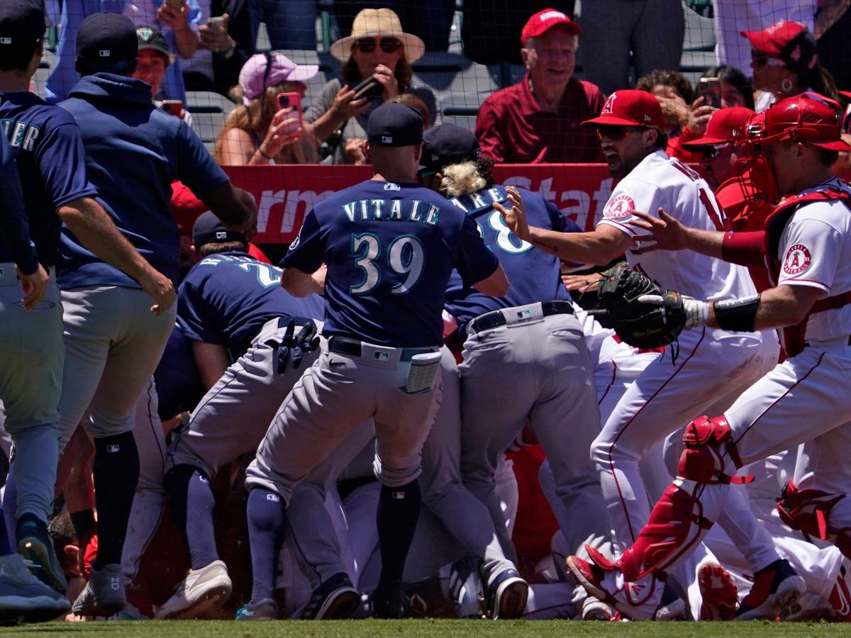 Spieler der Los Angeles Angels und der Seattle Mariners liefern sich eine Schlägerei