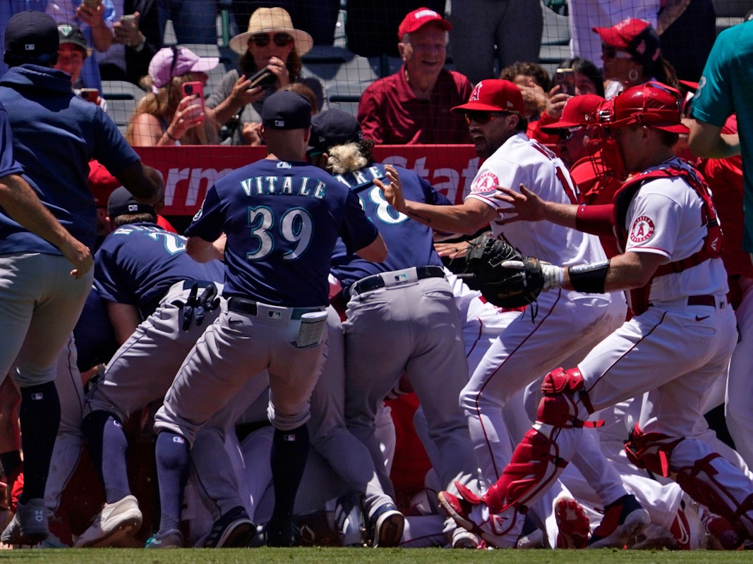 Spieler der Los Angeles Angels und der Seattle Mariners liefern sich eine Schlägerei