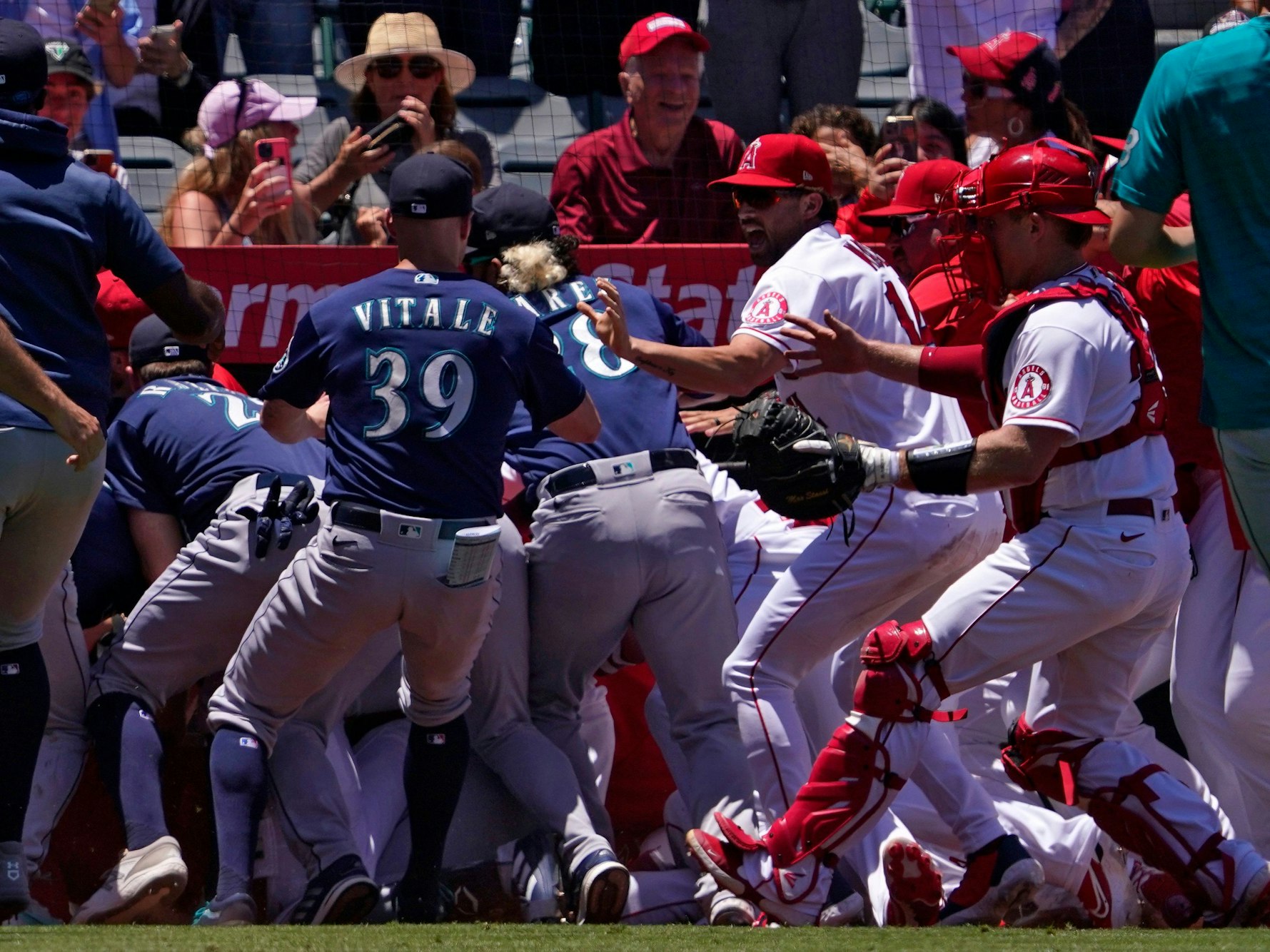 Spieler der Los Angeles Angels und der Seattle Mariners liefern sich eine Schlägerei