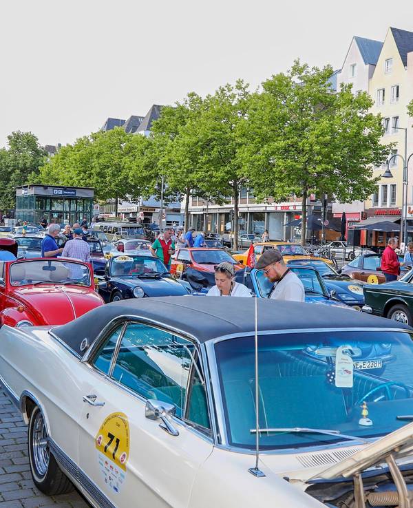 Dutzende Oldtimer stehen auf dem Heumarkt in Köln.