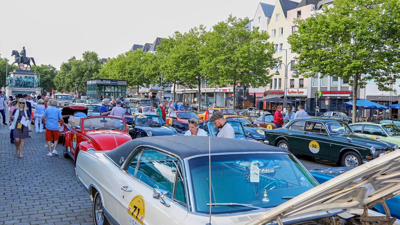 Dutzende Oldtimer stehen auf dem Heumarkt in Köln.