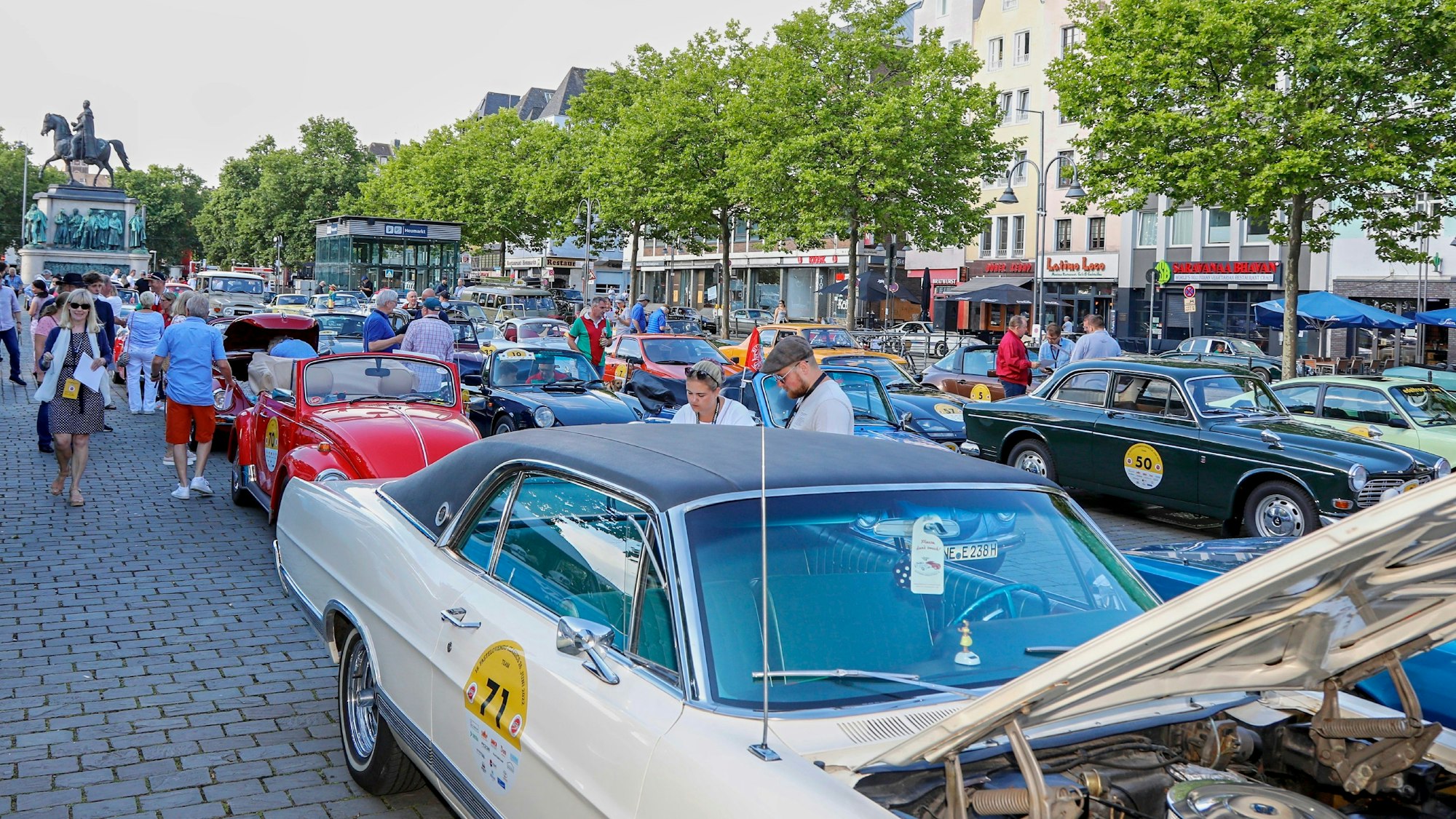 Dutzende Oldtimer stehen auf dem Heumarkt in Köln.