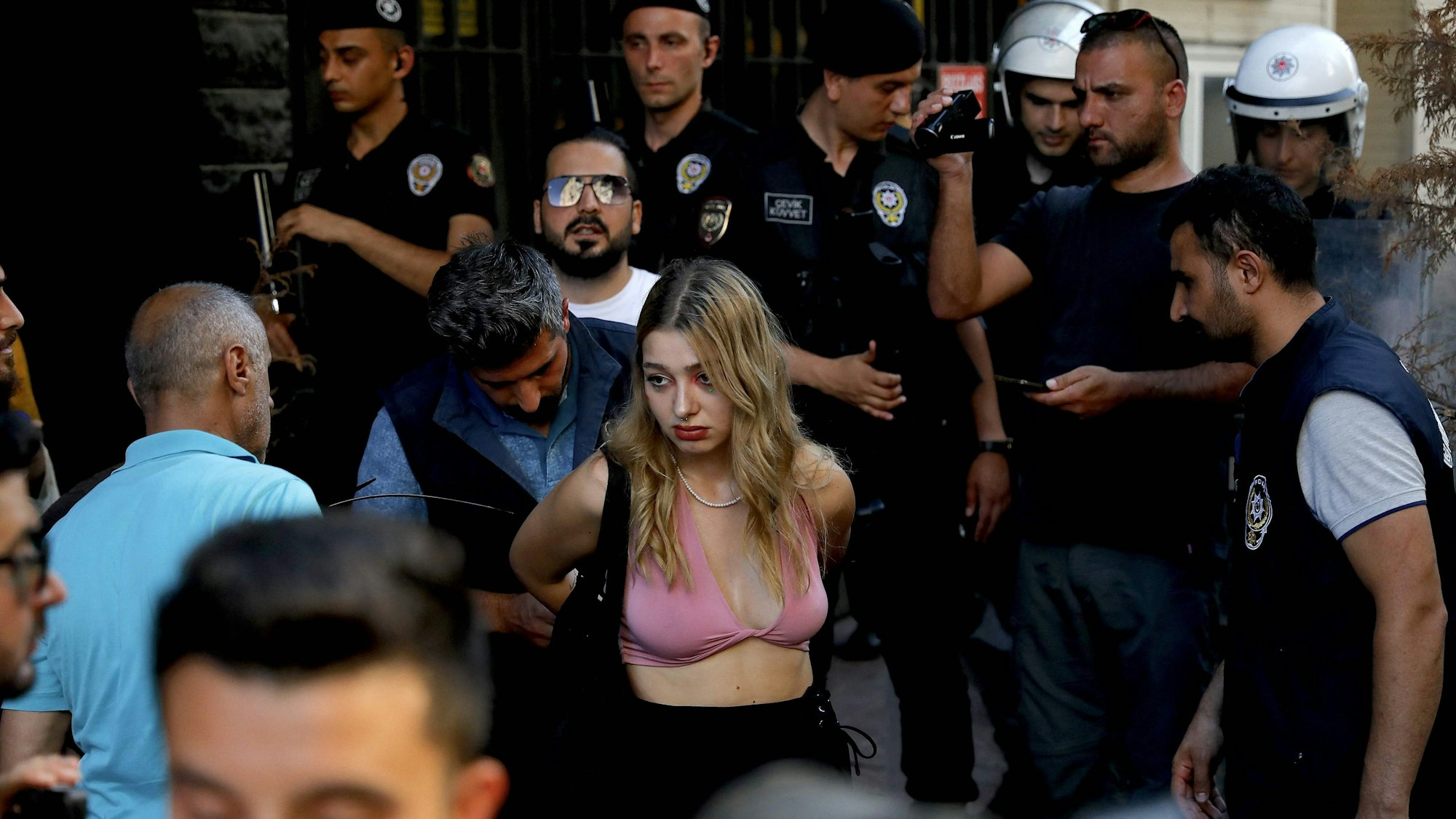 So wie hier gab es am 26. Juni 2022 etliche weitere Festnahmen im Rahmen der Pride-Parade in Istanbul.