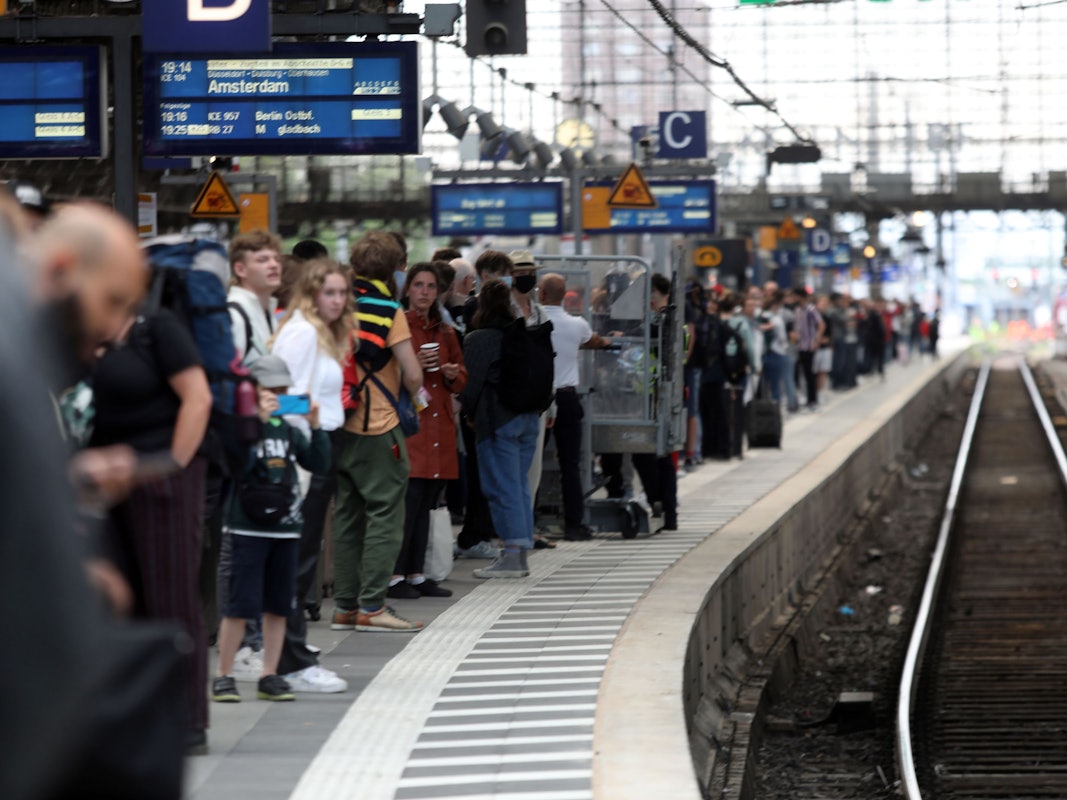Menschen an Gleis 5 am Hauptbahnhof in Köln.