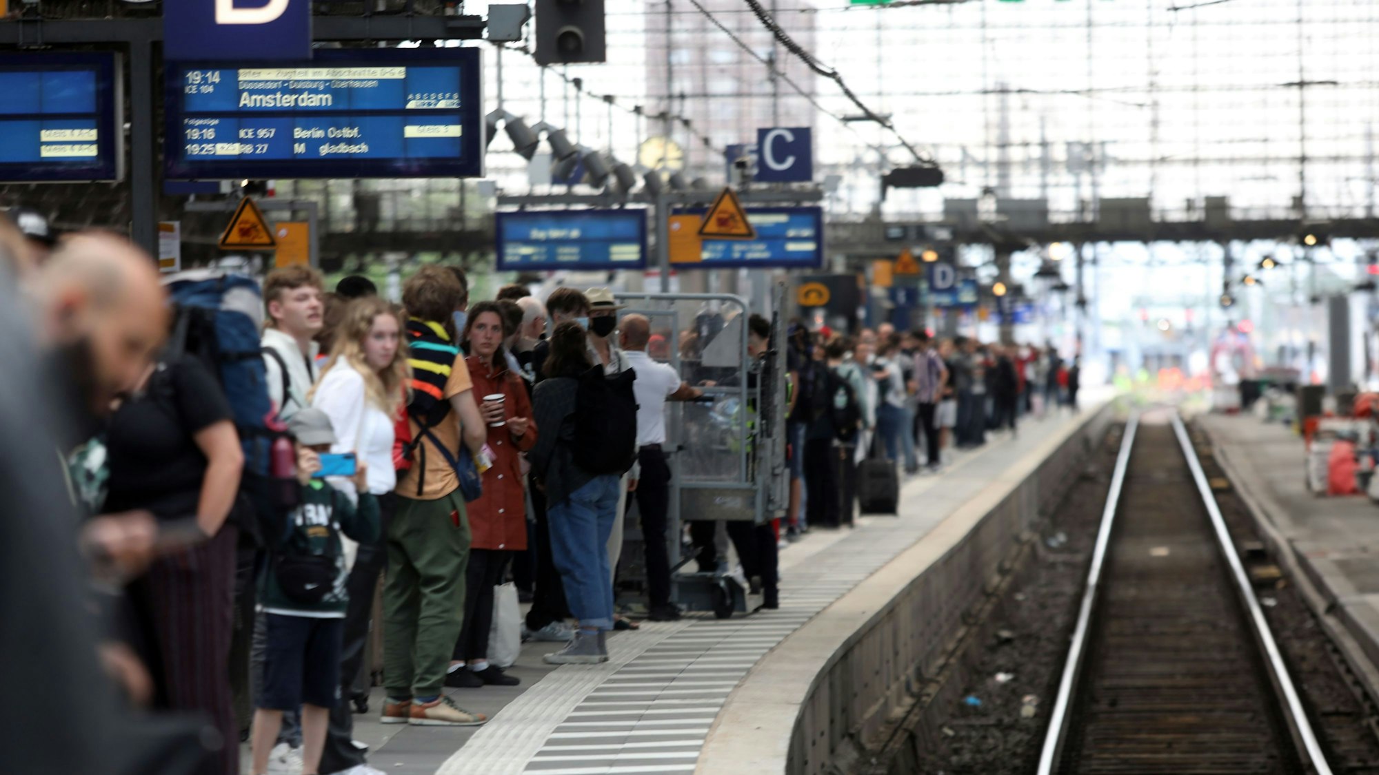Menschen an Gleis 5 am Hauptbahnhof in Köln.