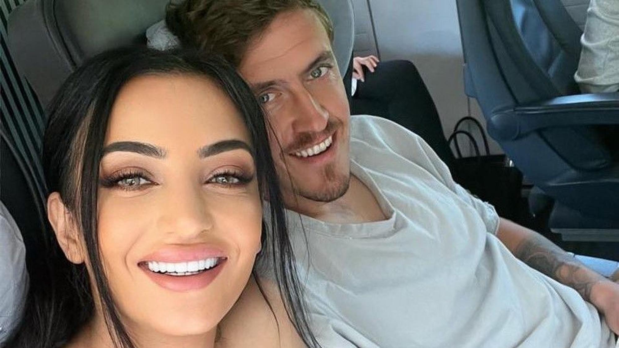 Dilara Kruse, Ehefrau von Bundesliga-Fußballer Max Kruse, nimmt ein gemeinsames Selfie am 12. Mai 2022 ein Selfie im ICE der Deutschen Bahn auf.