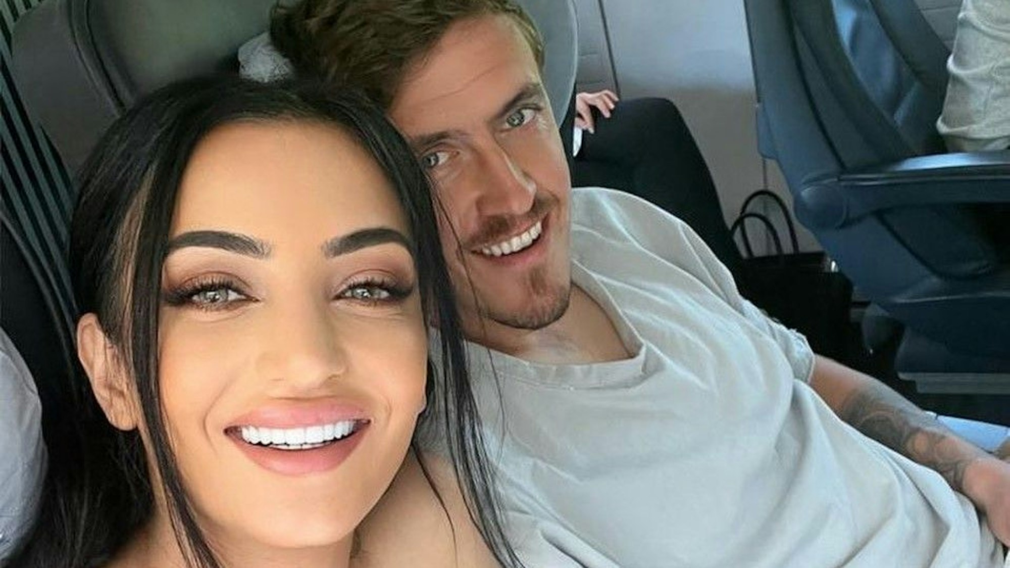 Dilara Kruse, Ehefrau von Bundesliga-Fußballer Max Kruse, nimmt ein gemeinsames Selfie am 12. Mai 2022 ein Selfie im ICE der Deutschen Bahn auf.