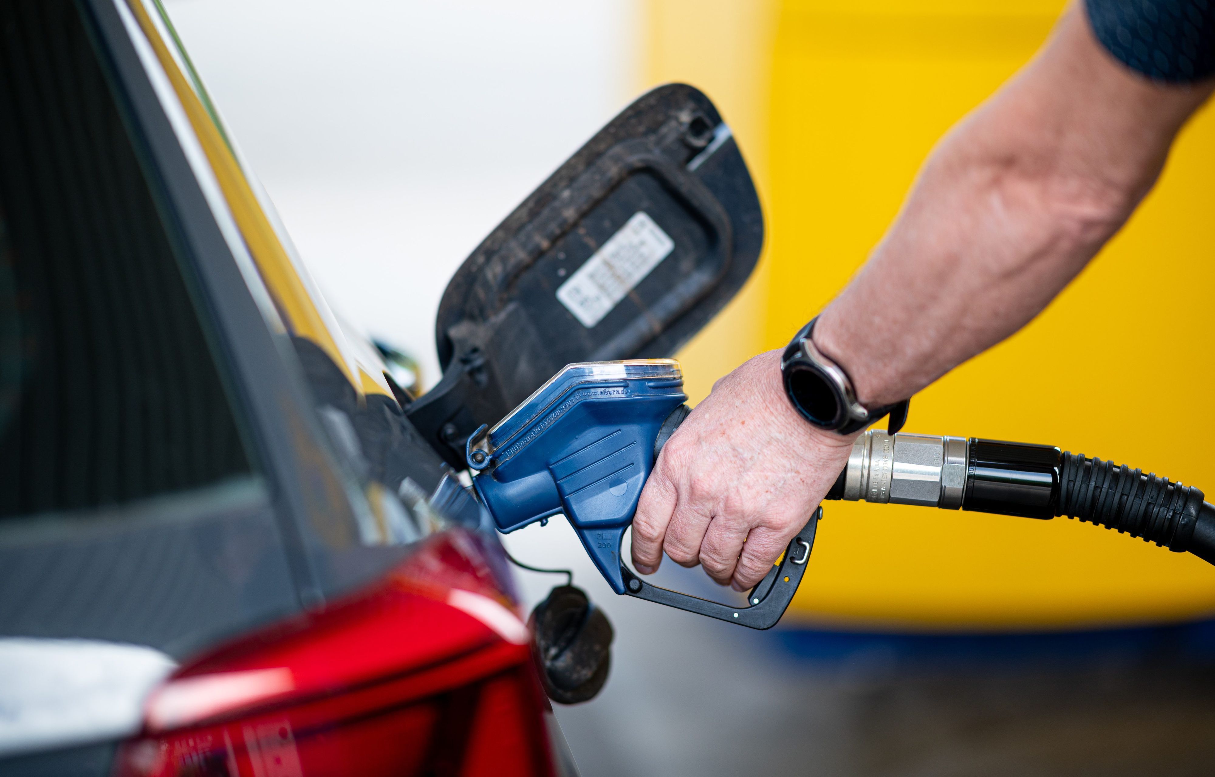 Ein Mann betankt an einer Tankstelle in Hamburg Mitte Juni sein Auto. Bundesfinanzminister Christian Lindner (FDP) hat nach den ersten Wochen des Tankrabatts eine positive Bilanz gezogen.
