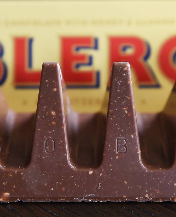 Toblerone vor seiner bekannten Packung (Archivfoto aus dem Jahr 2016): Aktuell steht auf ihr oberhalb des roten Toblerone-Schriftzugs „Schweizer Milchschokolade“ geschrieben. Das dürfte sich nun ändern.