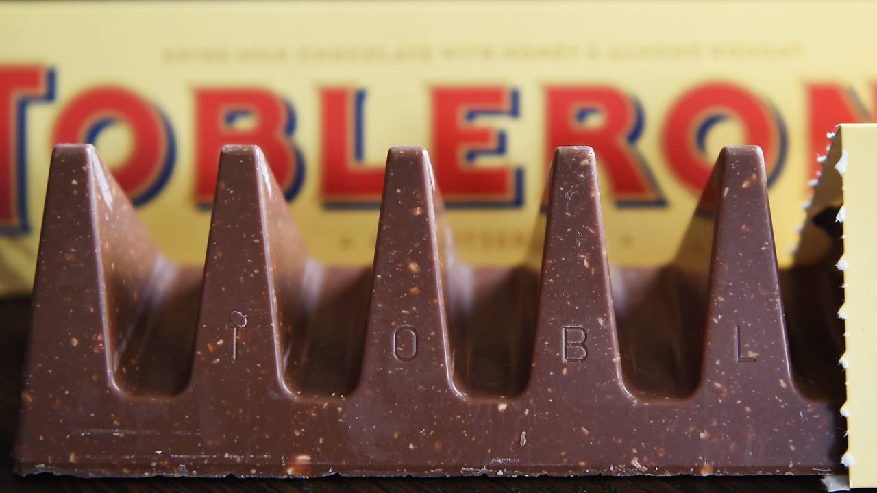 Toblerone vor seiner bekannten Packung (Archivfoto aus dem Jahr 2016): Aktuell steht auf ihr oberhalb des roten Toblerone-Schriftzugs „Schweizer Milchschokolade“ geschrieben. Das dürfte sich nun ändern.