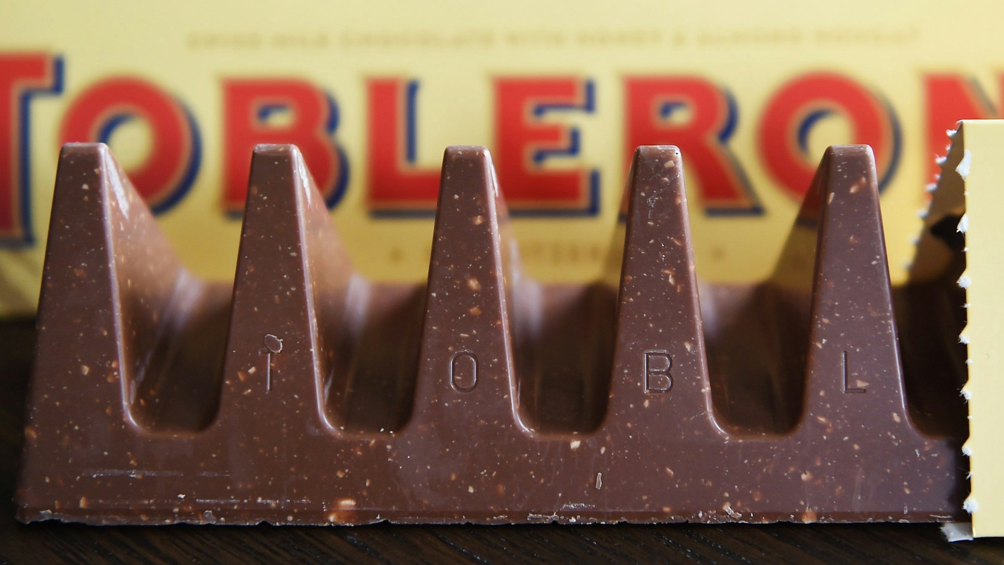 Toblerone vor seiner bekannten Packung (Archivfoto aus dem Jahr 2016): Aktuell steht auf ihr oberhalb des roten Toblerone-Schriftzugs „Schweizer Milchschokolade“ geschrieben. Das dürfte sich nun ändern.