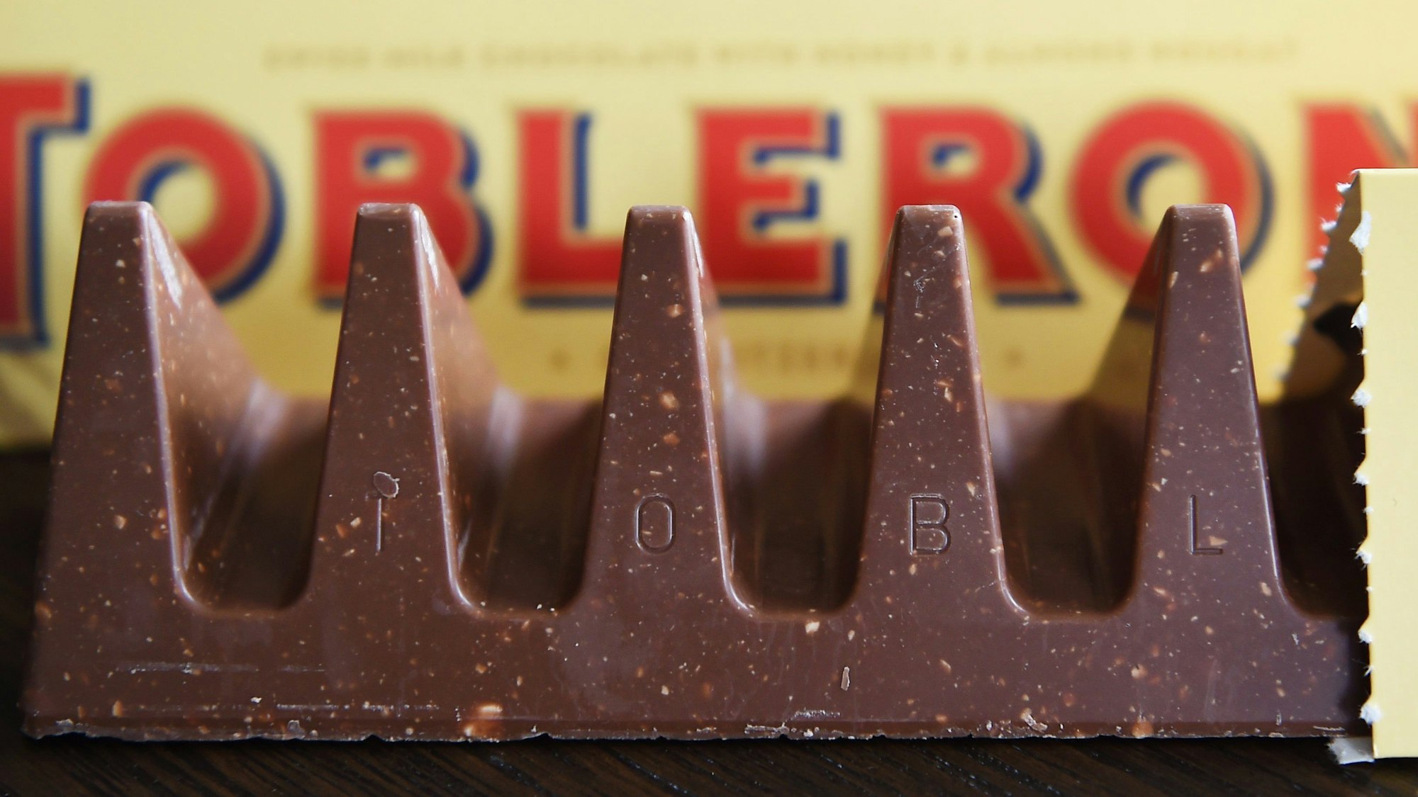 Toblerone vor seiner bekannten Packung (Archivfoto aus dem Jahr 2016): Aktuell steht auf ihr oberhalb des roten Toblerone-Schriftzugs „Schweizer Milchschokolade“ geschrieben. Das dürfte sich nun ändern.