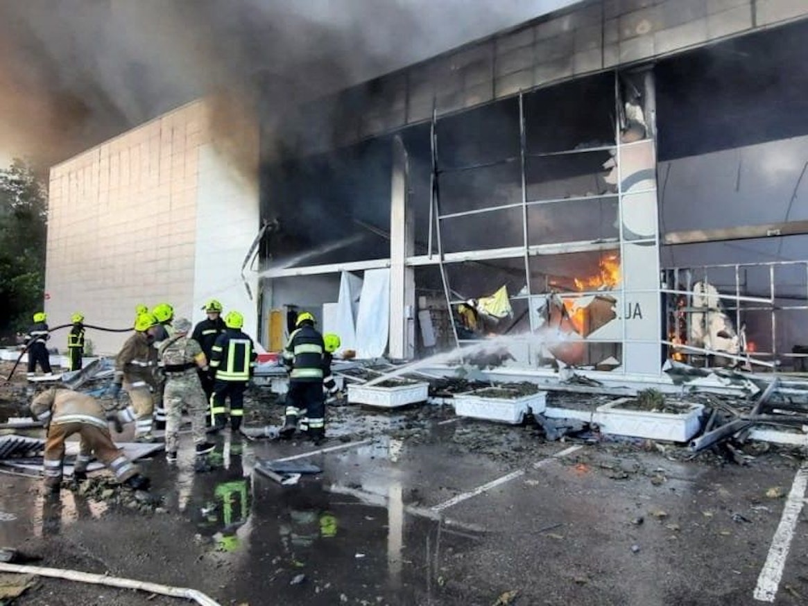 Ein Video zeigt die Flammen-Hölle in dem Einkaufszentrum in Kremenchuk.