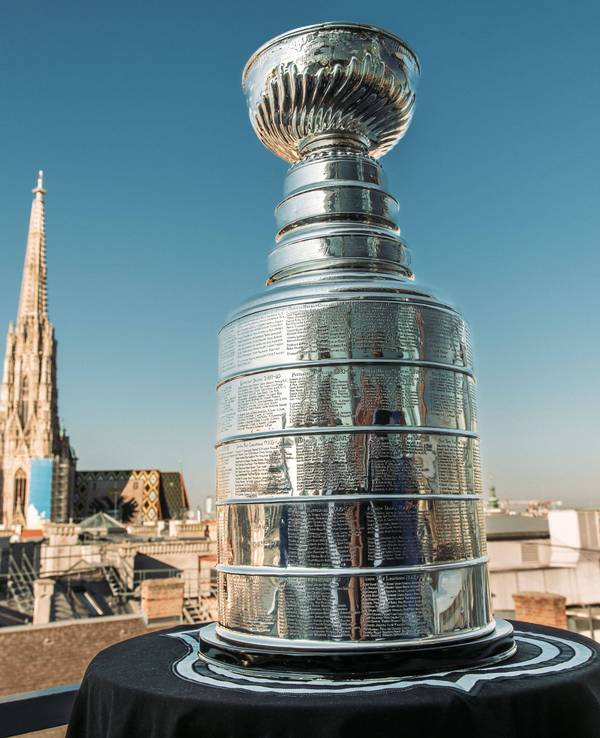 Die Stanley-Cup-Trophäe steht auf einem Podest in Wien.