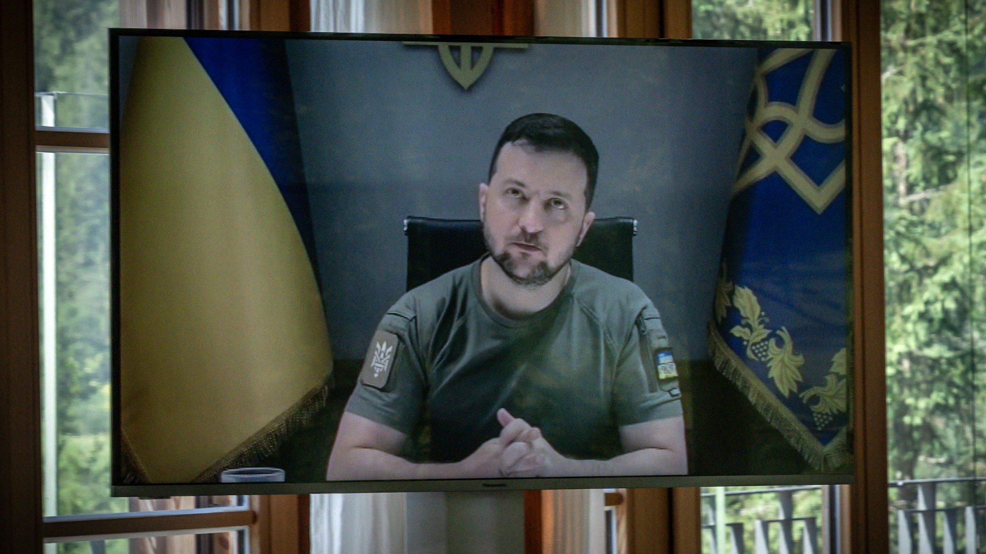 Der ukrainische Präsident Wolodymyr Selenskyj ist am 27. Juni per Videokonferenz zur Arbeitssitzung der Gipfelteilnehmer dazugeschaltet.