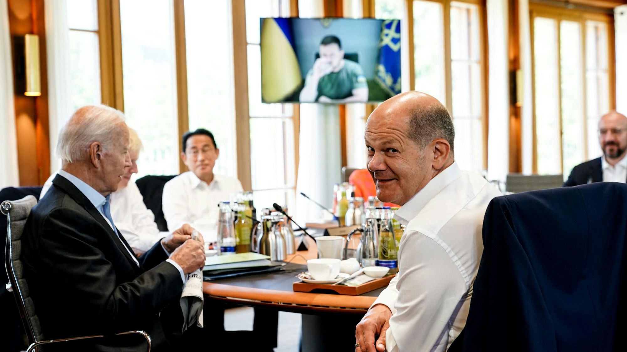 Kanzler Olaf Scholz sitzt am 27. Juni beim G7-Gipfel zusammen mit US-Präsident Joe Biden, dem britischen Premier Boris Johnson, dem japanischen Premier Fumio Kishida an einem Tisch, während der ukrainische Präsident Wolodymyr Selenskyj per Video zugeschaltet ist. Wird Scholz bald mit Putin an einem Tisch sitzen?