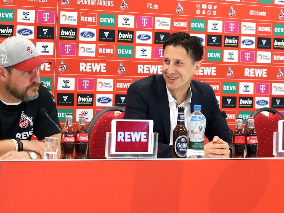 Steffen Baumgart (l.) und Christian Keller auf der Pressekonferenz des 1. FC Köln zum Saisonstart.