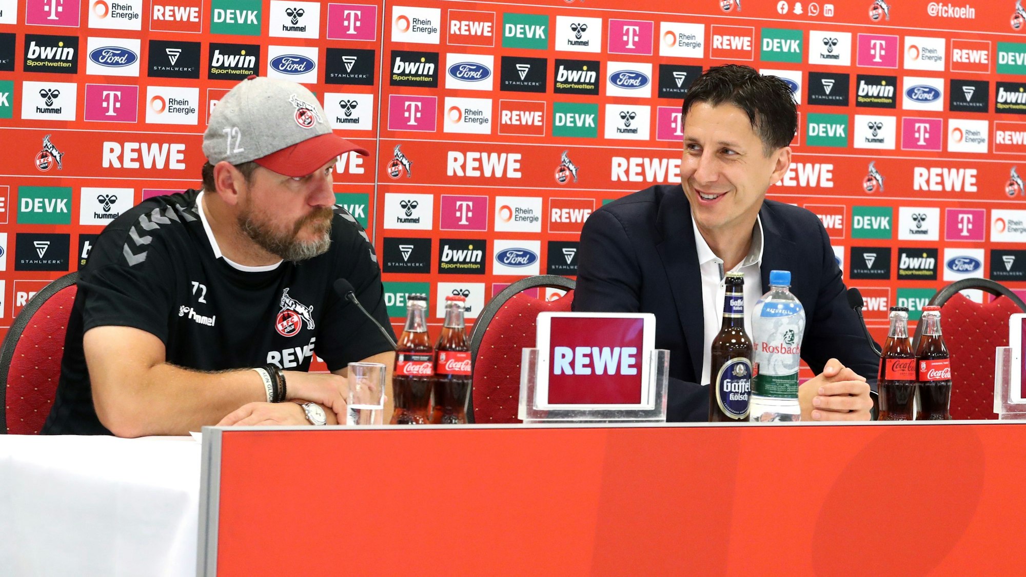Steffen Baumgart (l.) und Christian Keller auf der Pressekonferenz des 1. FC Köln zum Saisonstart.