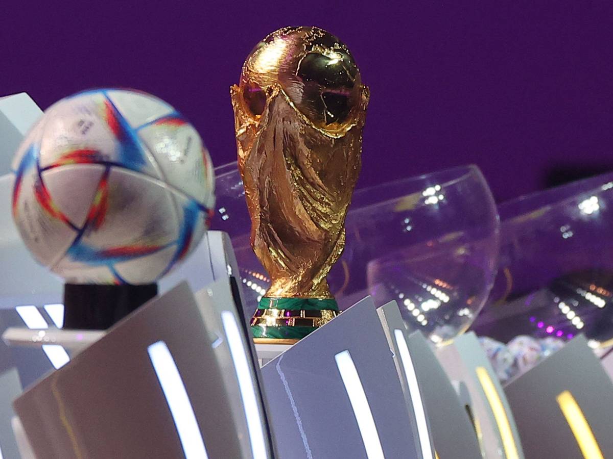 Der WM-Pokal und Spielball Al Rihla bei der Gruppen-Auslosung zur WM 2022 in Katar.