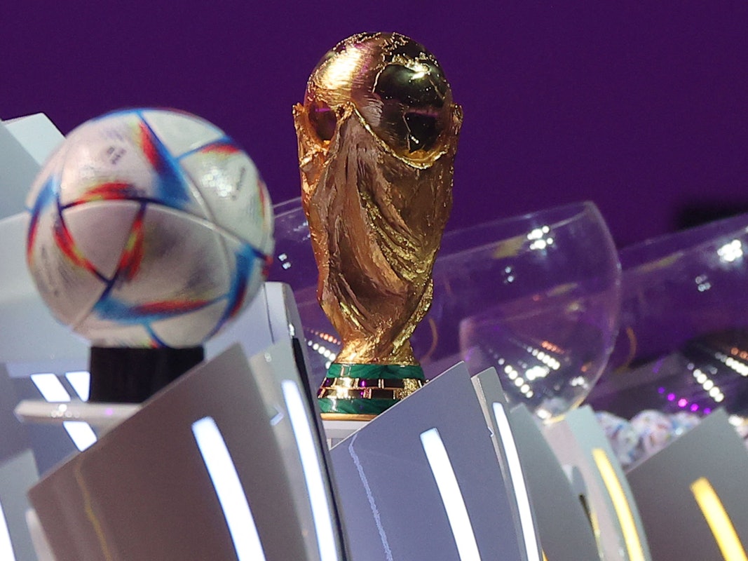 Der WM-Pokal und Spielball Al Rihla bei der Gruppen-Auslosung zur WM 2022 in Katar.