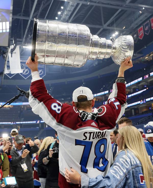 Nico Sturm hält die Trophäe für den Gewinn des Stanley Cups in die Höhe.