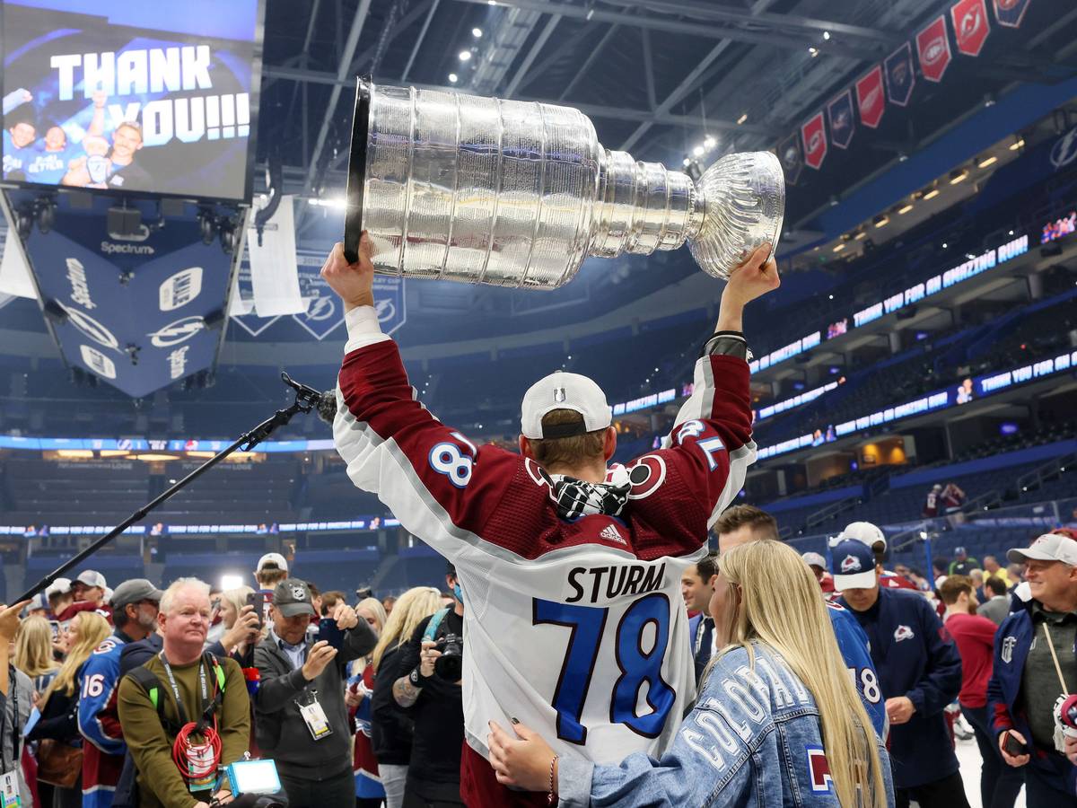 Nico Sturm hält die Trophäe für den Gewinn des Stanley Cups in die Höhe.