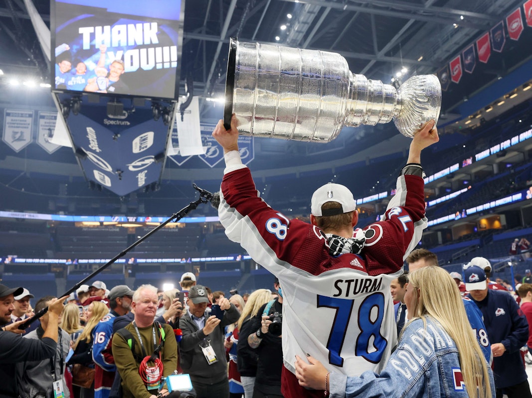 Nico Sturm hält die Trophäe für den Gewinn des Stanley Cups in die Höhe.