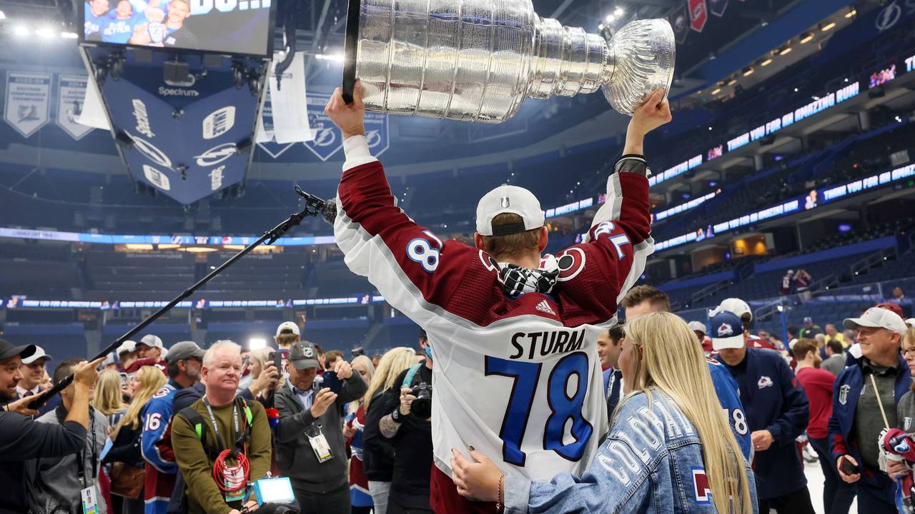 Nico Sturm hält die Trophäe für den Gewinn des Stanley Cups in die Höhe.