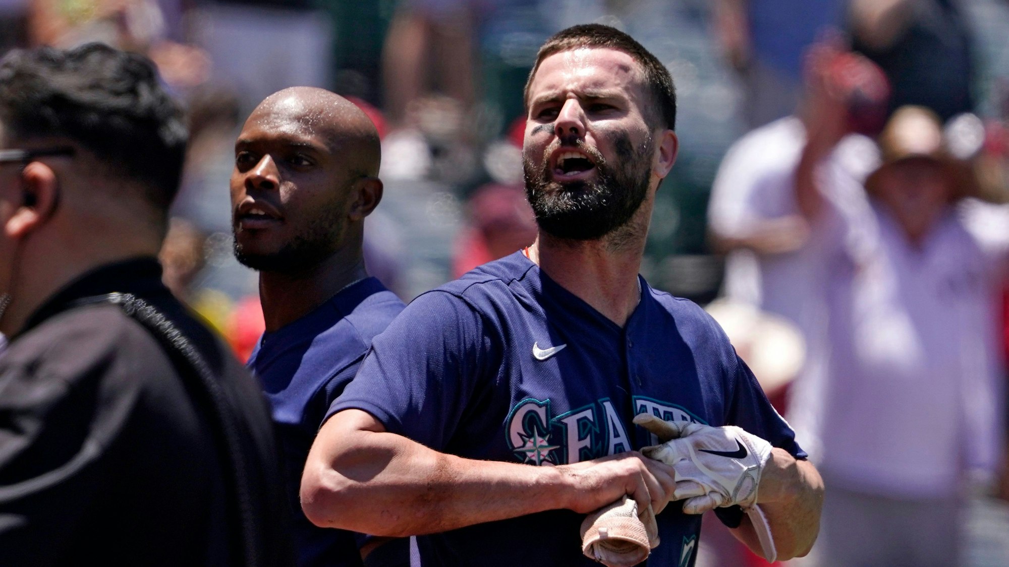 Jesse Winker ruft in Richtung der Fans nach der Schlägerei im Spiel bei den Los Angeles Angels
