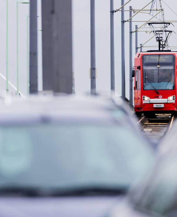 Bahnen der Linien 7 und 9 fahren über die Deutzer Brücke.