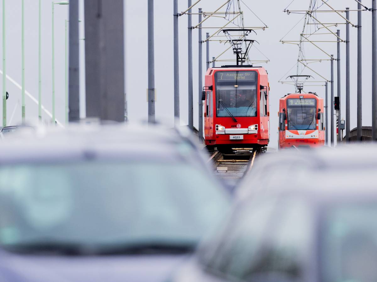 Das Foto aus dem Jahr 2022 zeigt zwei Straßenbahnen der KVB auf der Deutzer Brücke in Köln.