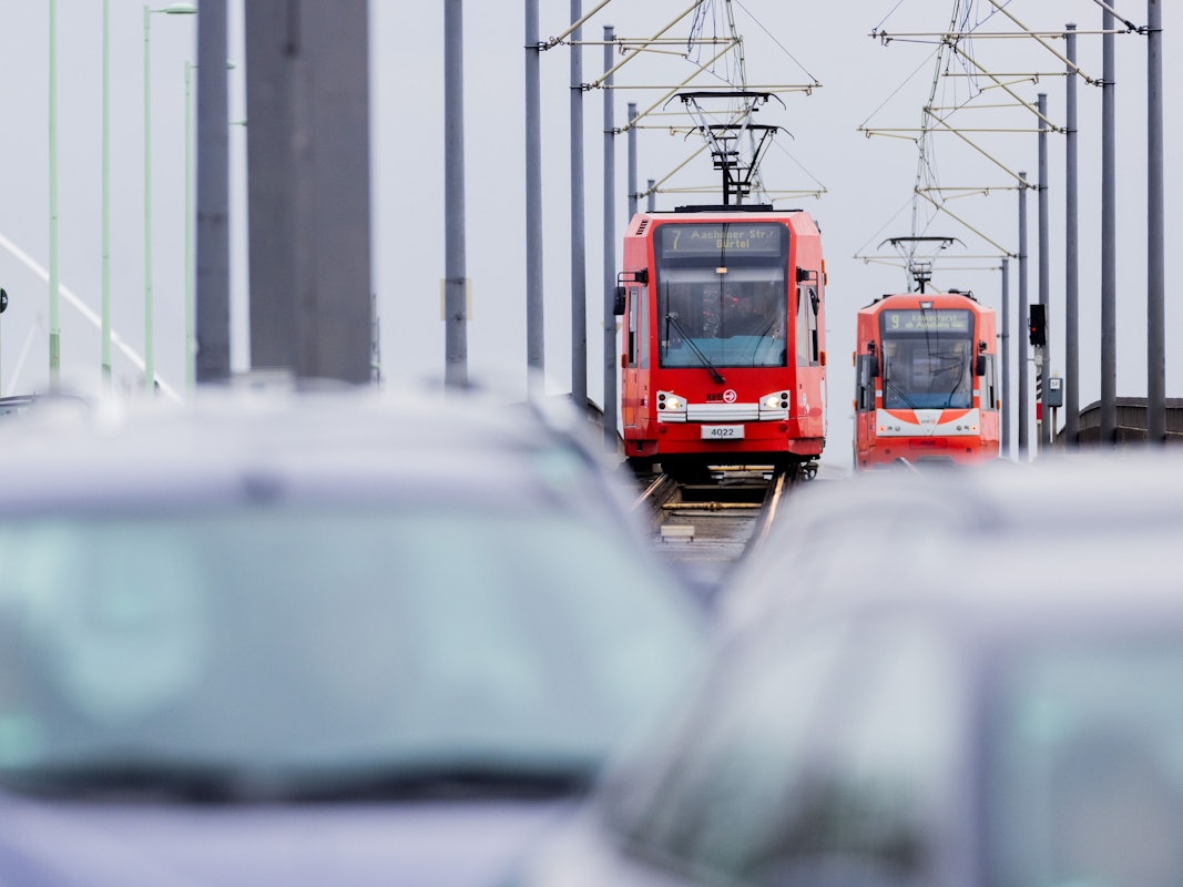 Das Foto aus dem Jahr 2022 zeigt zwei Straßenbahnen der KVB auf der Deutzer Brücke in Köln.